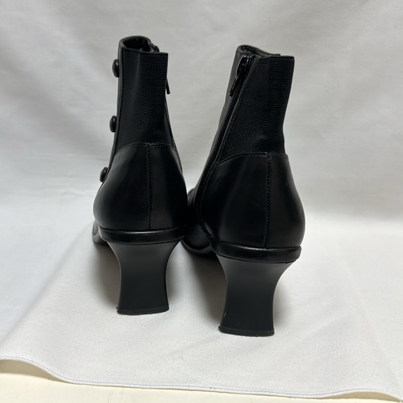 Cover Girl black ankle boots with zipper, elastic in the back - Picture 8 of 9